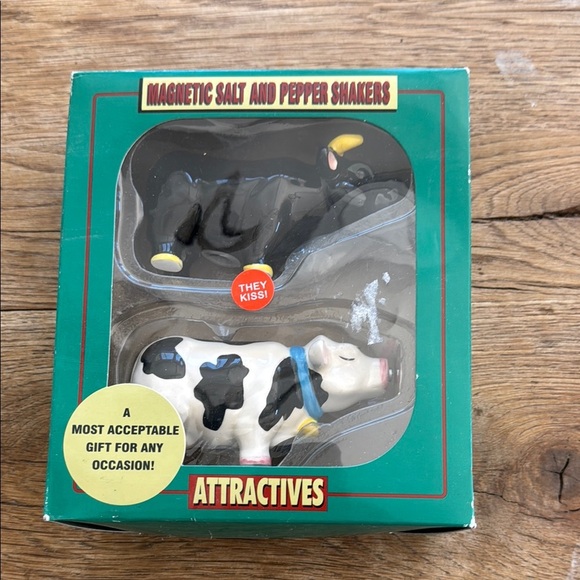 Cow Magnetic Salt and Pepper Shakers - Picture 1 of 2